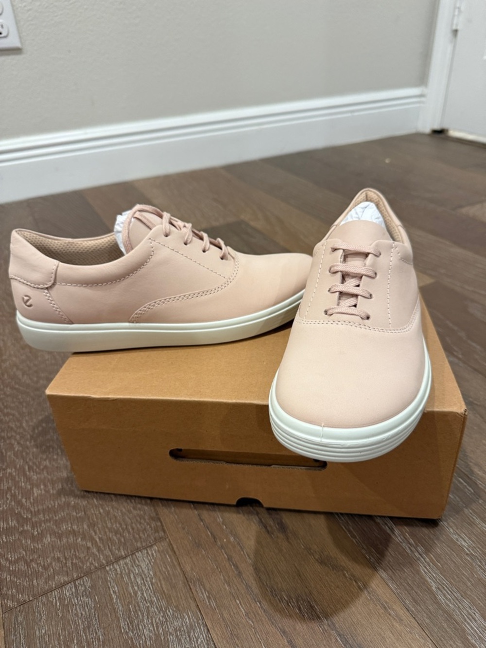 Ecco Women's Pale Pink Leather Lace-Up Sneakers Soft Leather